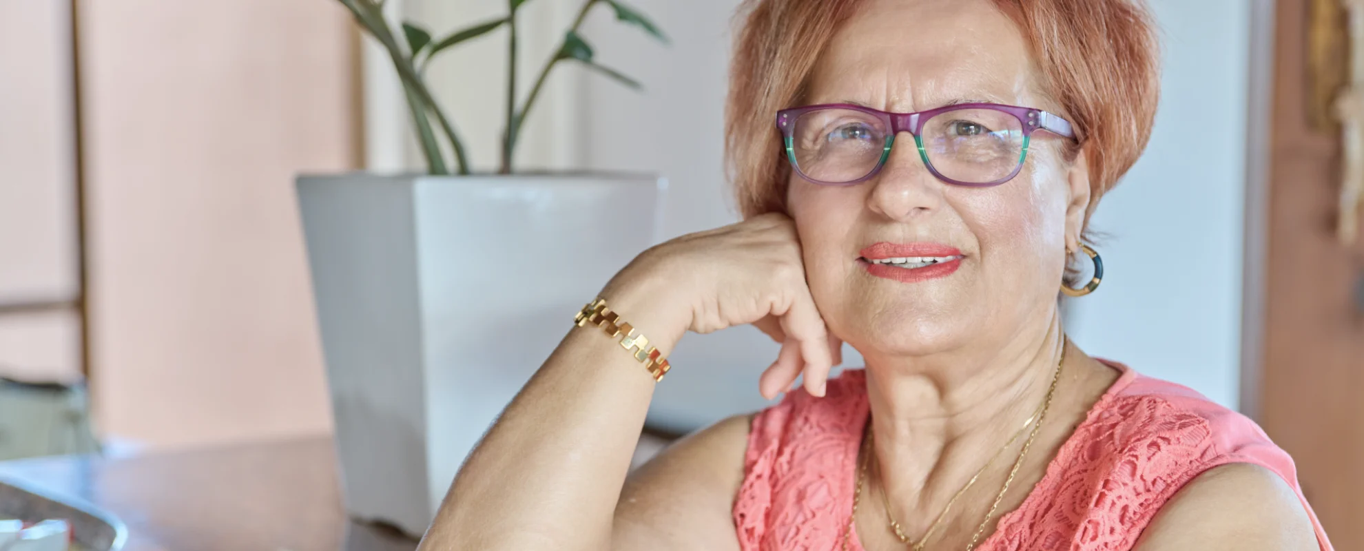 Haushaltshilfe der JP Servicefee putzt während Seniorin entspannt. Haushaltshilfe bei Pflegegrad 2 über JP Servciefee im Rhein-Kreis Neuss und Nordhrein-Westfalen!